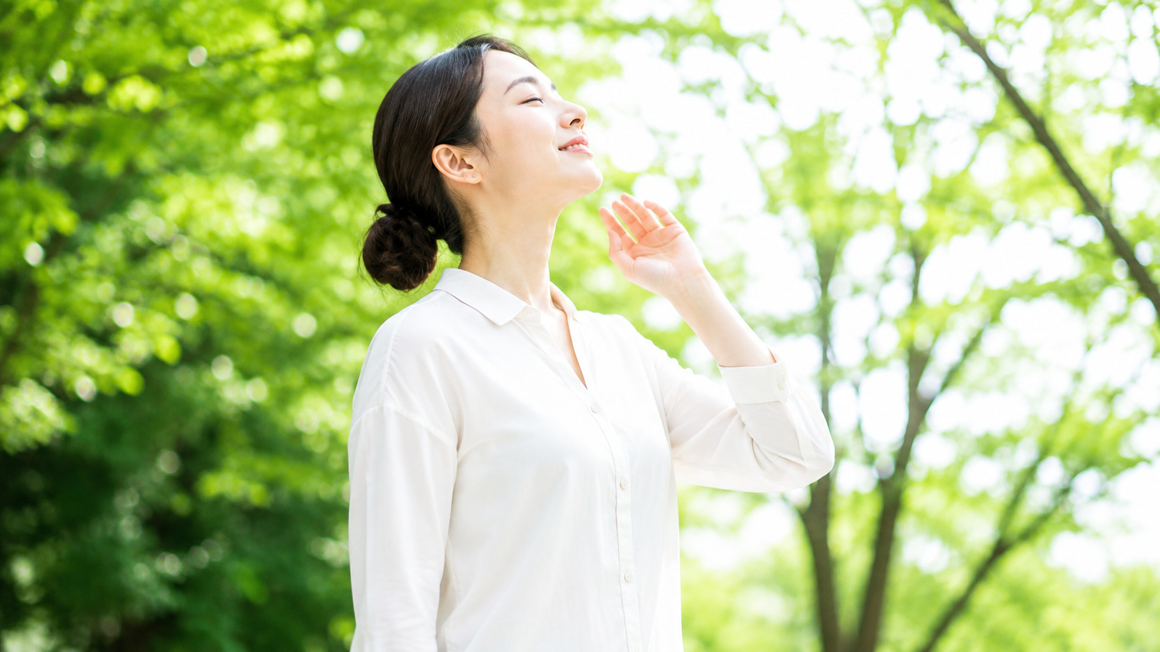 自然の中で心身を整える女性